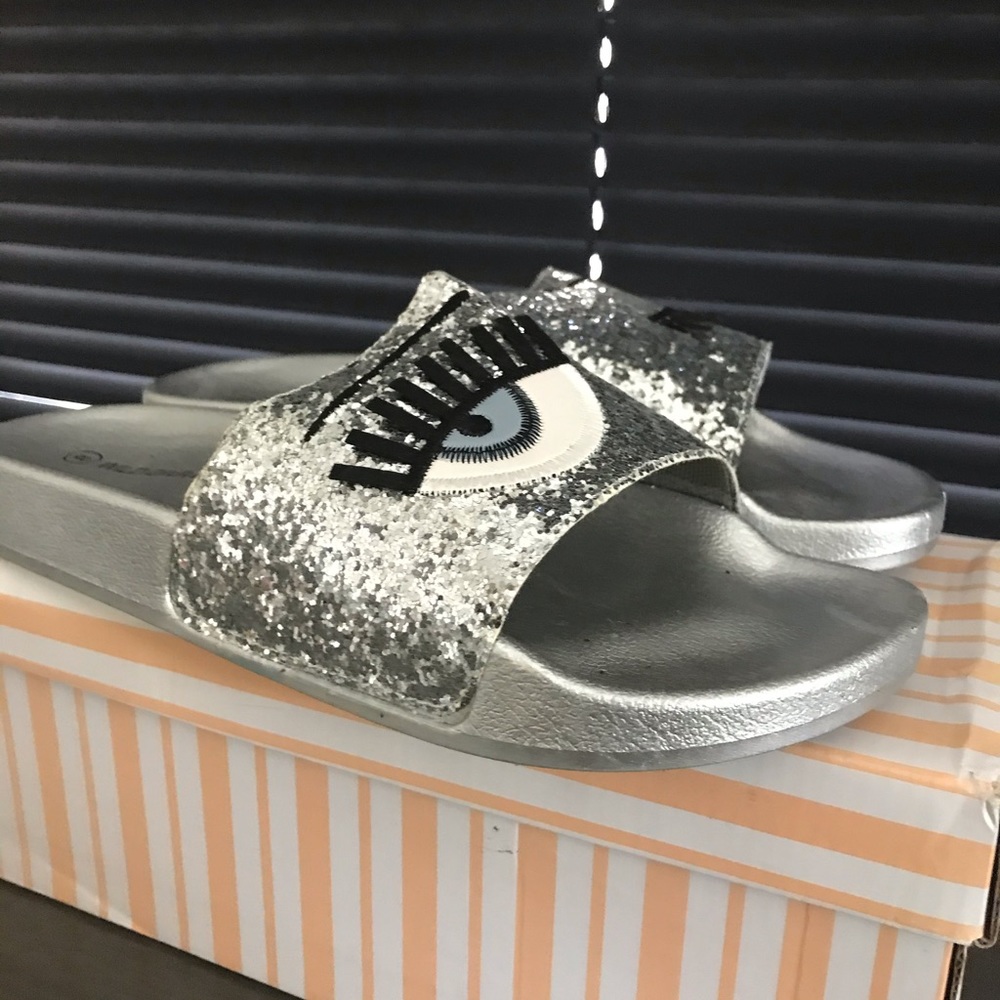 Wild Diva Lounge Slides